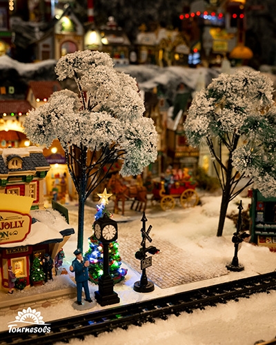 Village miniature Lemax Noël enneigé avec arbres, horloge et lumières, modèle d’exposition en déstockage